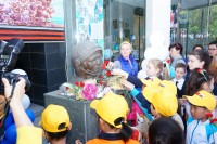 少儿参与者在加加林铜像前献花Юные участники мероприятия возлагают цветы к памятнику Ю.А.Гагарину