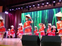 少儿表演者演绎民族舞Национальный танец в исполнении юных артисток