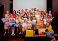 演员、家长及指导老师合影留念Общее фото артистов, их родителей и педагогов