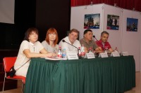 俄罗斯文化中心内的电影节参与者Участники кинофестиваля в Российском культурном центре
