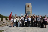 举老战士画像合影行动Акция с портретами ветеранов войны