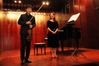 音乐会演奏者谢昊明(小提琴)和隋超(钢琴)Солисты концерта Се Хаомин (скрипка) и Суй Чао (фортепиано)