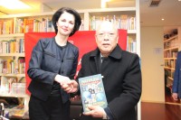 文化中心主任赠予于引《世界各国奖项》画册Руководитель РКЦ передает сборник «Награды стран мира» г-ну Юй Инь