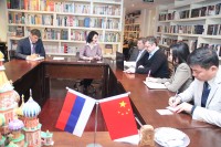 文化中心主任奥莉加.梅利尼科娃介绍俄罗斯教育推广情况 Руководитель РКЦ Ольга Андреевна Мельникова рассказывает о продвижении российского образования