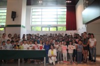 与小学生们的合影 Общее фото со школьниками