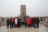 Участники церемонии возложения на кладбище «Хуаншань»