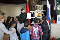 图书展前讲解 Во время лекции у книжной выставки