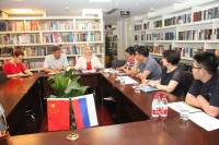 Начальник управления СибГУ Е.Фибих рассказывает об университете. 西伯利亚国立大学国际合作处主任E.Fibikh介绍所在大学
