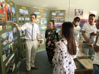 Сотрудник Российского культурного центра в Пекине В.В.Щепинин проводит экскурсию для китайских посетителей