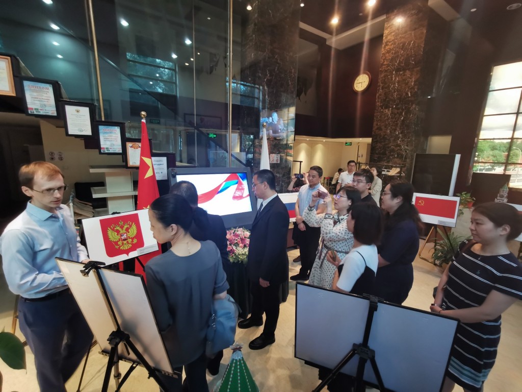 Посетители РКЦ в Пекине осматривают выставку и презентацию, посвященные истории Государственного флага России