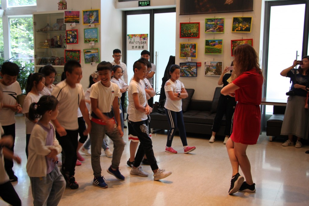 学生们学跳俄罗斯民族舞 Школьники учатся танцевать русский народный танец