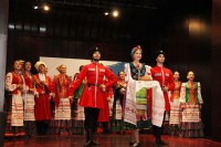 Артисты ансамбля в начале концерта