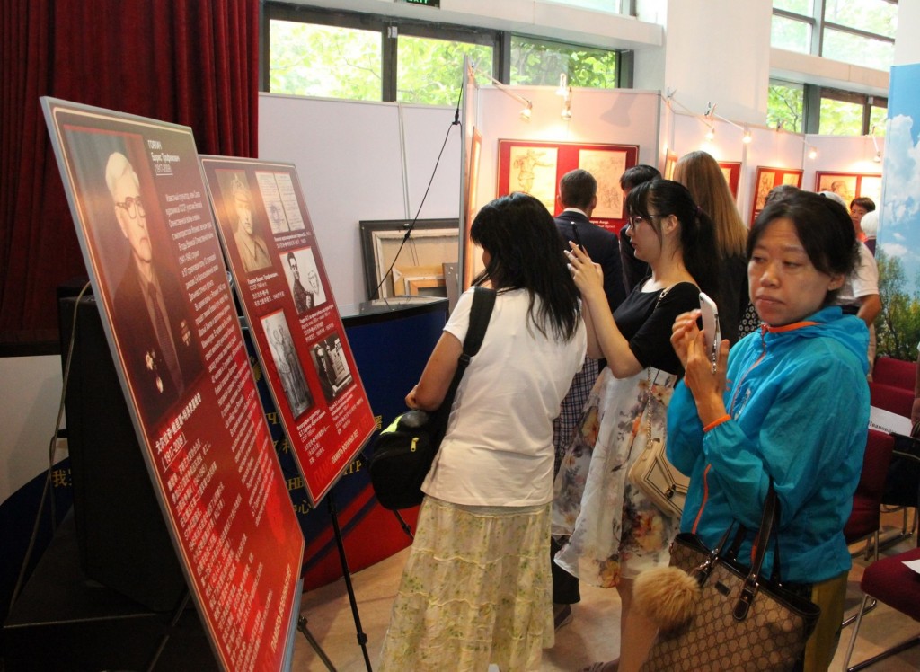 Посетители осматривают выставку «Память военных лет» 