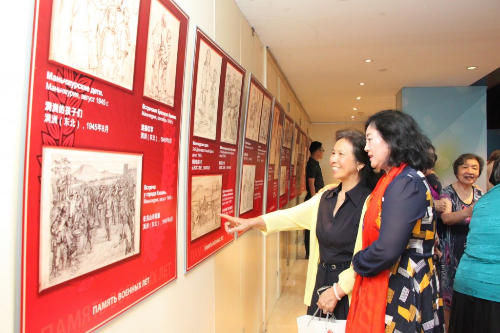 Посетители осматривают выставку «Память военных лет» 