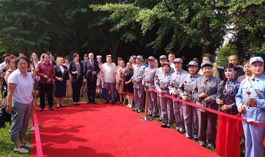Участники церемонии возложения цветов к памятнику «Советский сокол»