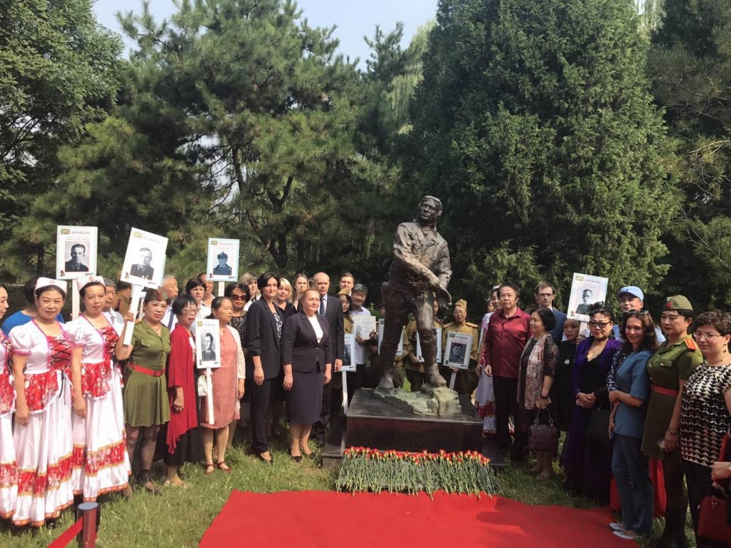 Во время церемонии возложения цветов к памятнику «Советский сокол»  