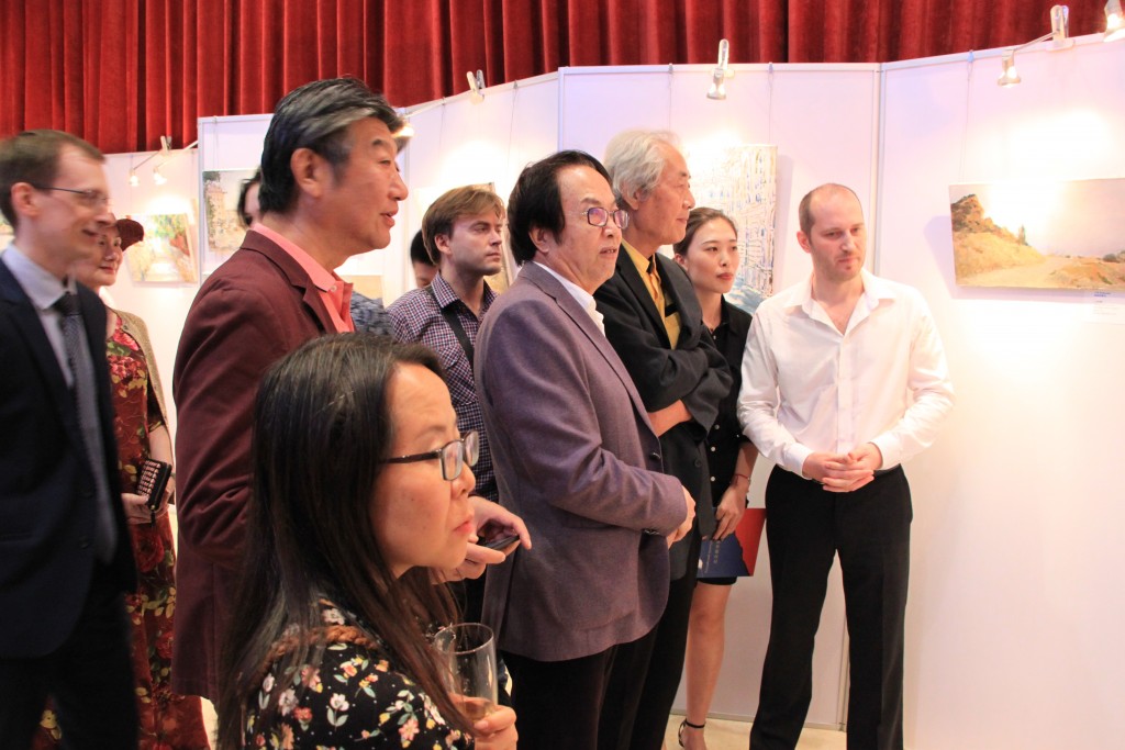 С.В. Говтва проводит экскурсию для представителей китайской творческой общественности и посетителей выставки
