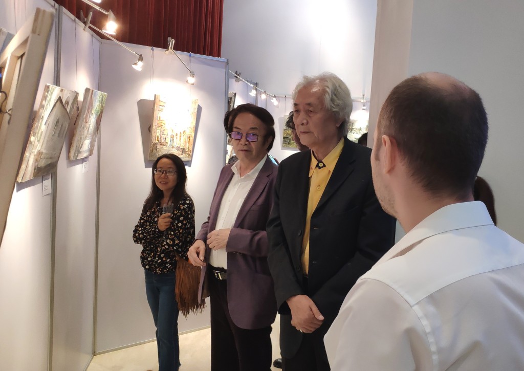 Китайские деятели искусства Юань Сикунь и Ван Чжун обсуждают картины российских художников