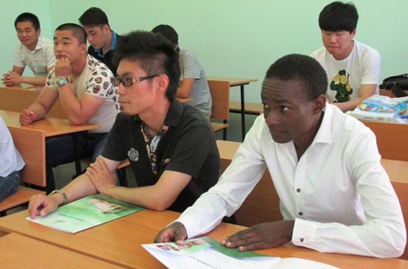 中国, 韩国和乌干达学生在教室