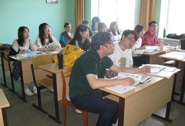 中国和德国学生于夏季俄语班学习俄语