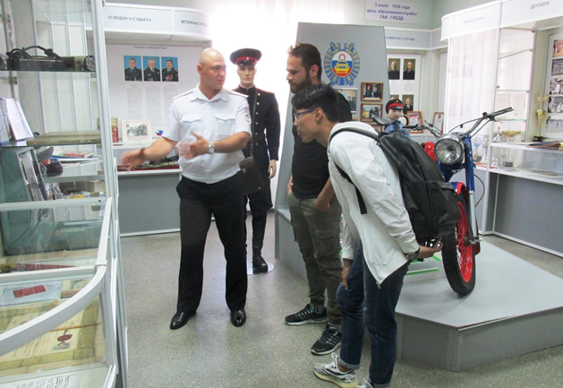 中国和伊拉克学生参观交警博物馆