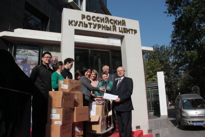 Декан факультета русского языка Шаньдунского университета приятно удивлена количеством переданных ей книг.