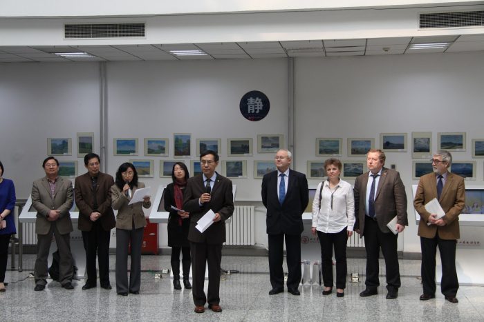 Проректор Университета Цю Мин приветствует представителей Российского культурного центра