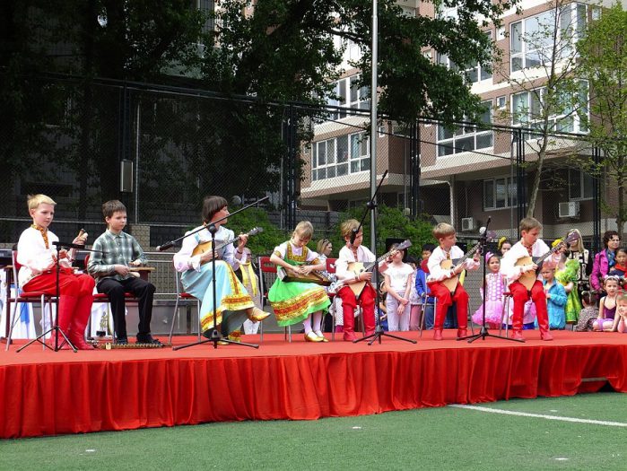 Выступление ансамбля на сцене пекинской школы