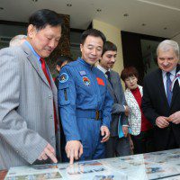 А.И. Денисов и Цзин Хайпэн осматривают коллекцию марок, посвященных космонавтике