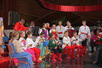 Выступление ансамбля народных инструментов "Калинка" на сцене Большого театра в Пекине