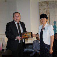 Президент Пекинской Федерации Женщин Ма Ланся вручает памятный сувенир заместителю руководителя РКЦ в Пекине