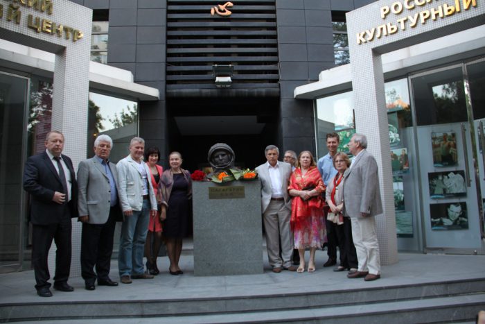 Фотография рядом с памятником Ю.А. Гагарину