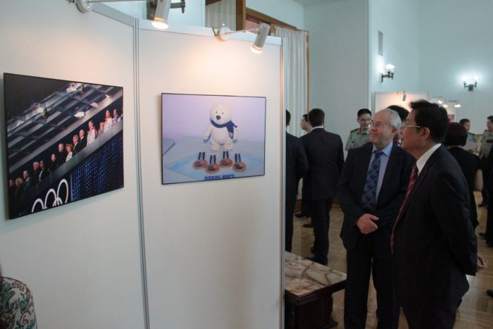 Заместитель Министра образования КНР Лю Лиминь осматривает фотовыставку
