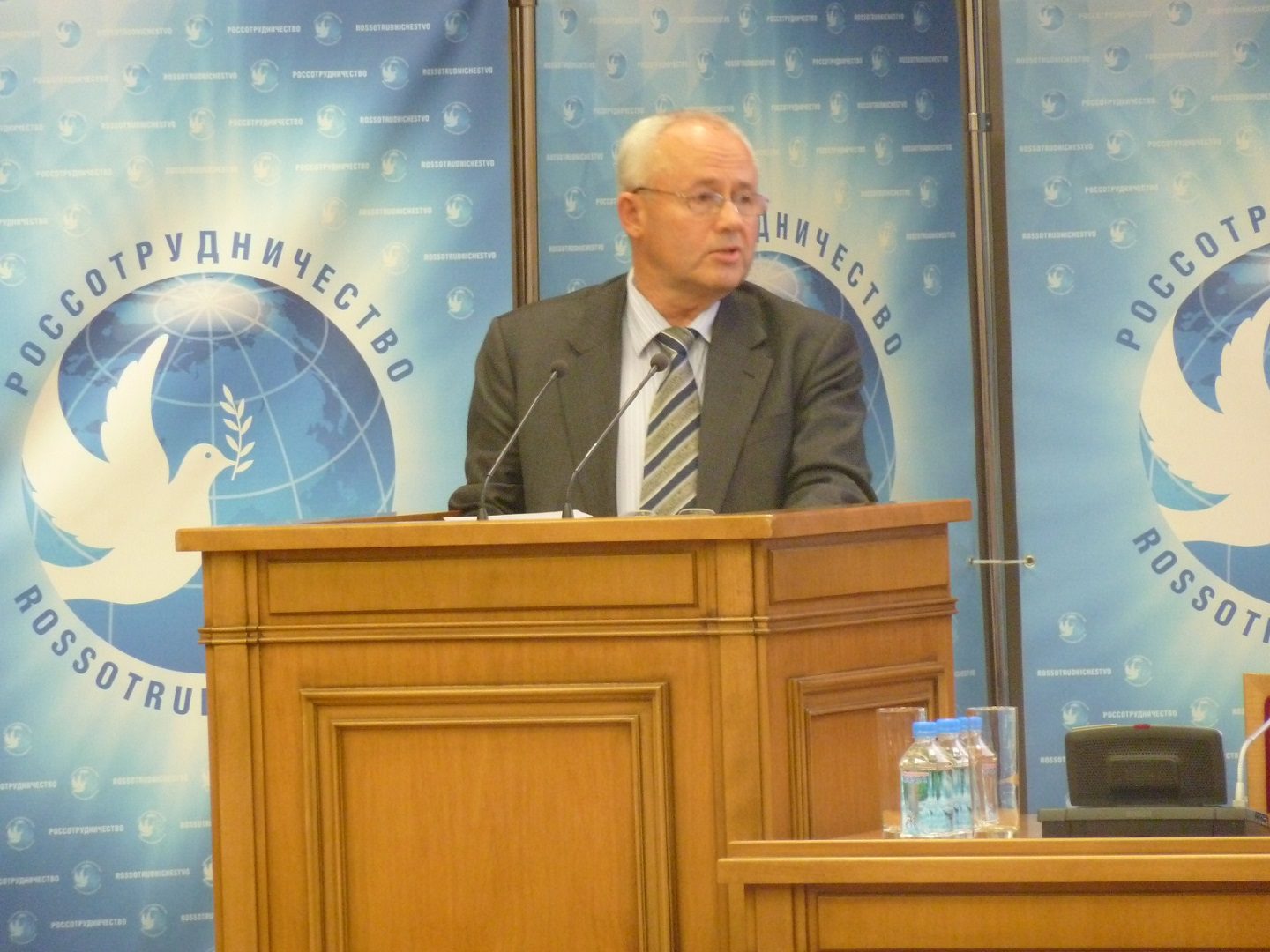 Руководитель представительства Россотрудничества в Китае Виктор Коннов на трибуне совещания