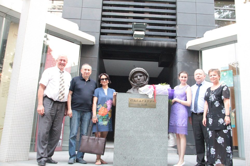 Российская делегация у памятника первого покорителя космоса (Российский культурный центр в Пекине)