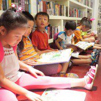 Китайские дети с интересом рассматривают русские книжки