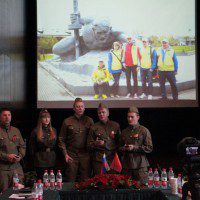 Делегация российской молодежи исполняет песни военных лет