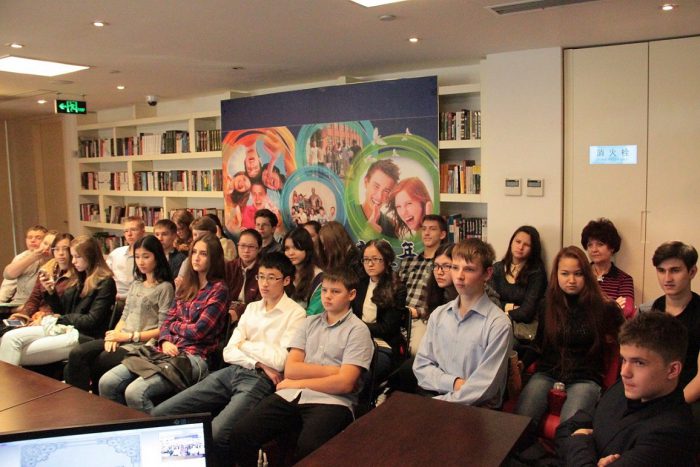 Учащиеся Школы Посольства РФ в КНР в библиотеке Российского культурного центра