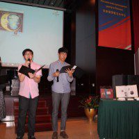 Студенты Пекинского университета иностранных языков читают стихотворение «Родина»