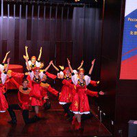 На сцене – танцевальный коллектив из России