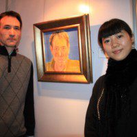 Художница Лю Мэйцзы с одним из персонажей портретной галереи