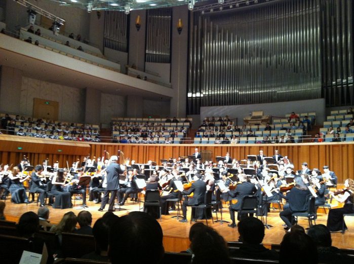 На сцене - Российско-Китайский молодежный симфонический оркестр