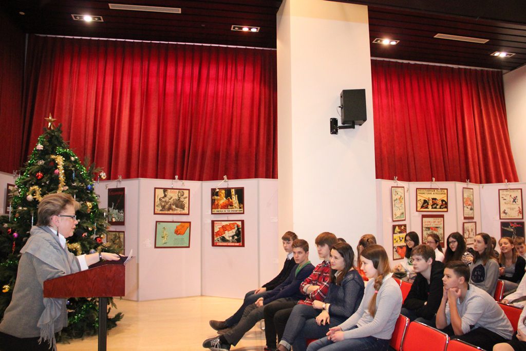 Школьники слушают рассказ о жизни А.С. Грибоедова / 学生们在聆听对格里鲍陀耶夫生平的讲述