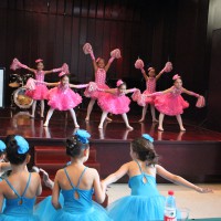 На сцене – юные балерины 舞台上 － 年轻的芭蕾舞演员