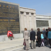 Участники церемонии перед Монументом советским воинам | 苏军烈士纪念塔前的仪式参与者