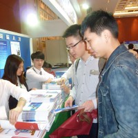 Посетители Китайской международной передвижной образовательной выставки в Гуанчжоу 中国国际教育巡回展广州站的观众