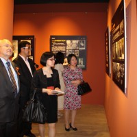 Китайские посетители с интересом осматривают экспозицию | 参观展览的中国观众对图片非常感兴趣