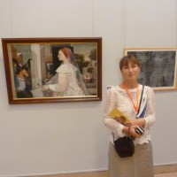 Ольга Шведерская рядом со своей картиной 奥莉嘉. 施韦德尔和她的作品