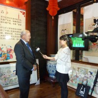 Виктор Коннов дает интервью телевидению Тяньцзиня