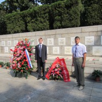Возложение цветов к памятнику советским летчикам